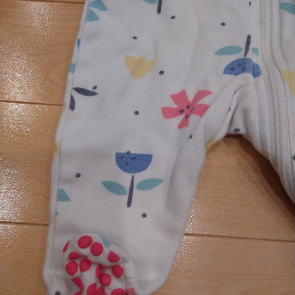 4/20$ NB tiny little wonders flower footie pyjama - Picture 2 of 4